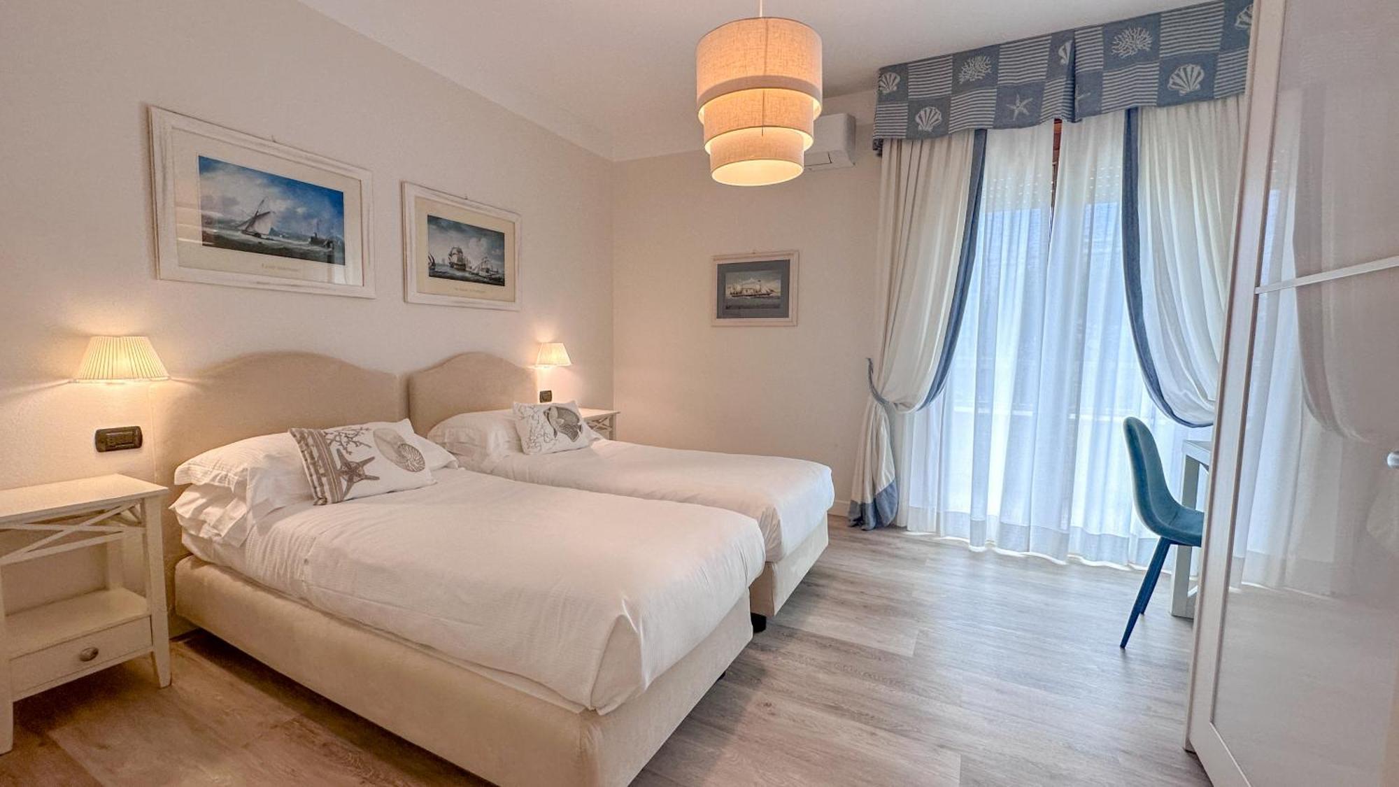 Residence Lungomare - Charming Apartments Риччоне Екстер'єр фото