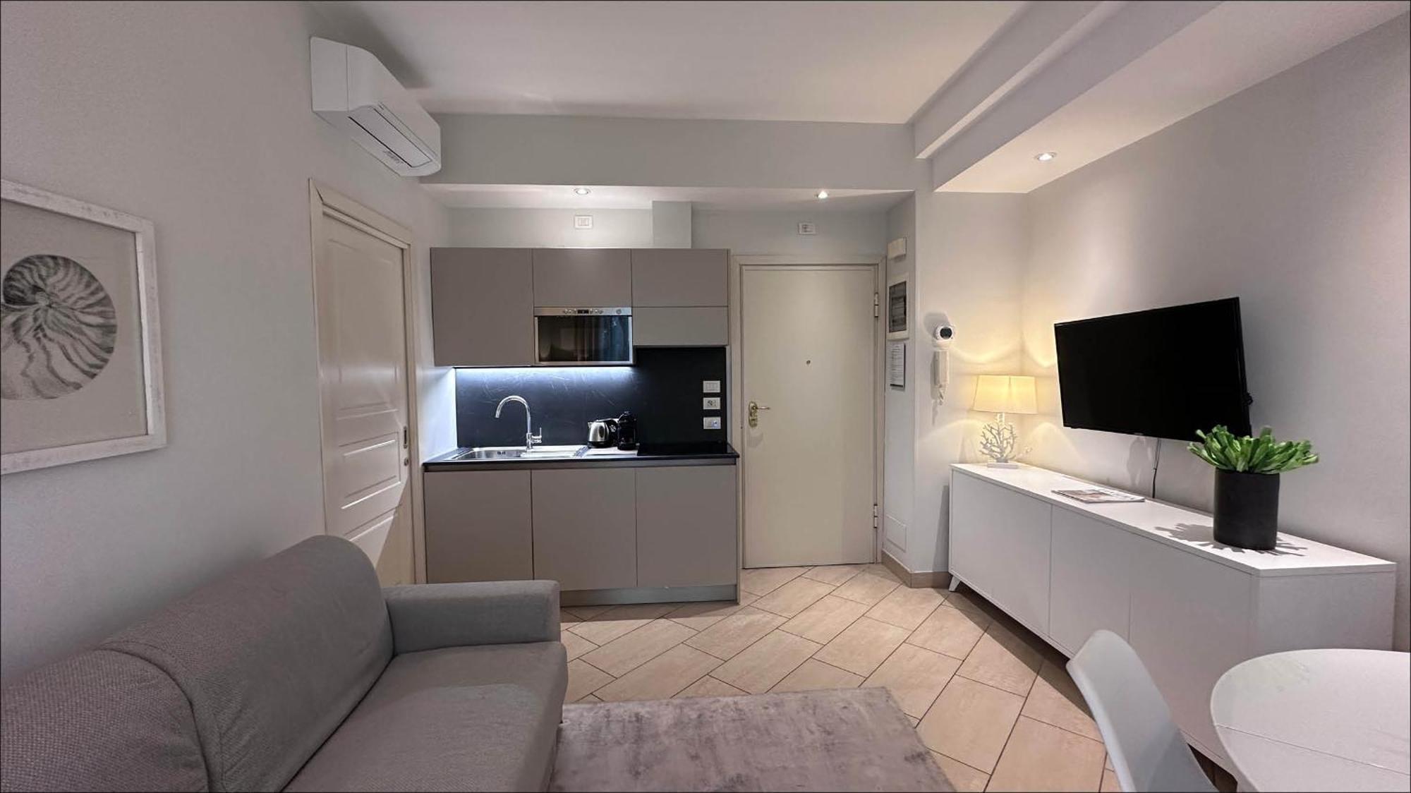 Residence Lungomare - Charming Apartments Риччоне Екстер'єр фото