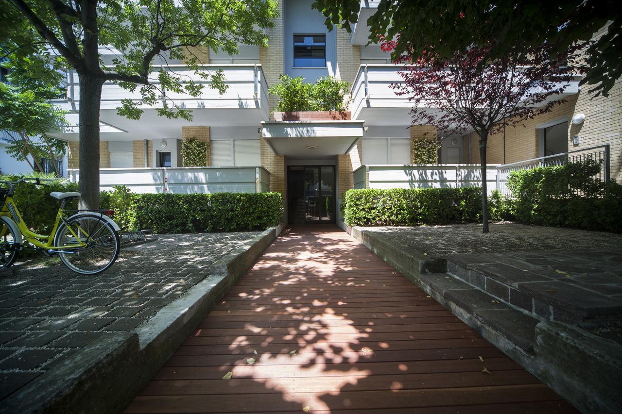 Residence Lungomare - Charming Apartments Риччоне Екстер'єр фото
