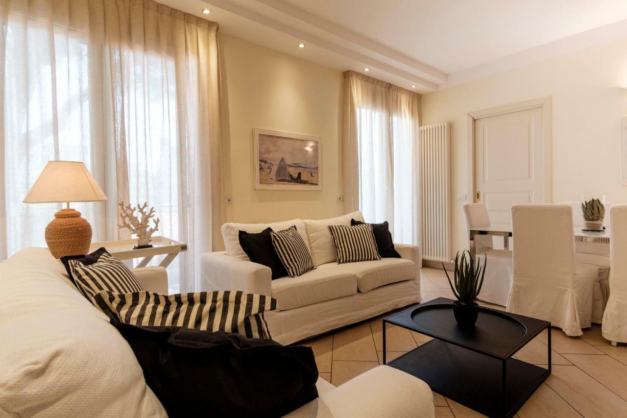 Residence Lungomare - Charming Apartments Риччоне Екстер'єр фото